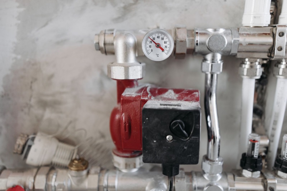 Heat pump plant pipework with pressure gauge